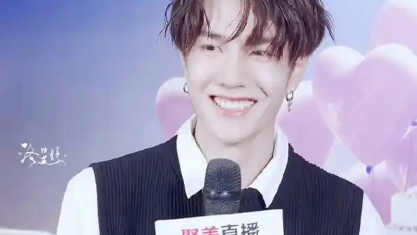 笑得是真甜啊  好帅 看他几秒感觉就能被治愈  @uniq-王一博lyx85