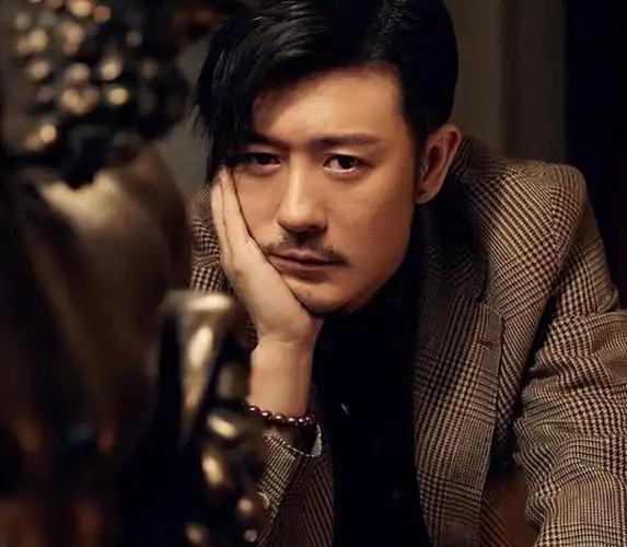 亲妈是导演干妈是导演20年都捧不红他却在娶妻改名后火了