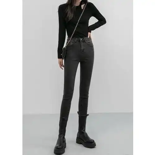 tb买过好多条烟灰色紧腿牛仔裤,一年四季都好搭,但是没有一次买的版型