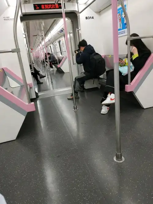 其它 封城后第一次坐地铁 写美篇  下图中座位右边上方有一黄点,整个