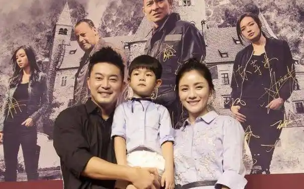 很多人都在等着他的说辞,最后在胡可的生日那天,沙溢特意卡点为妻子送