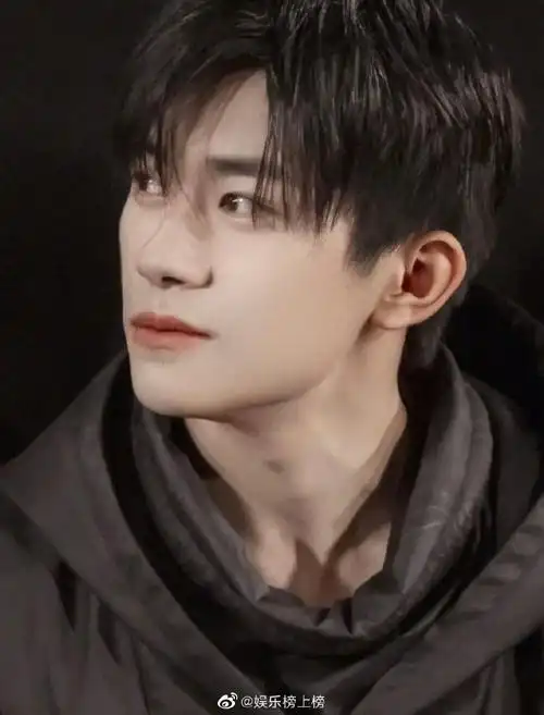 内娱男明星颜值#易烊千玺氛围感神图分享9615你最爱哪一张?
