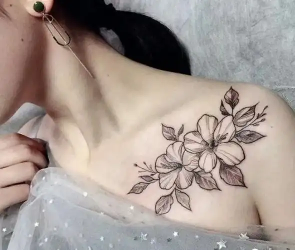 锁骨纹身  适合女生的锁骨纹身