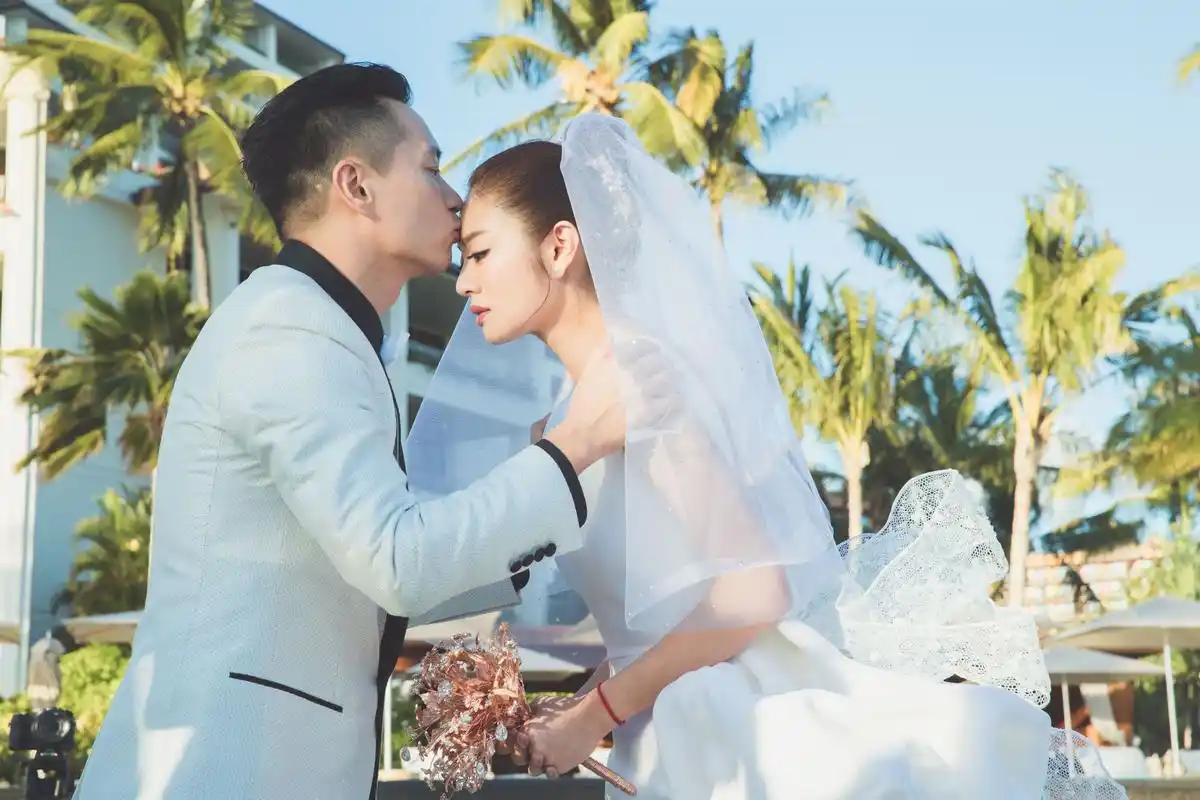 安以轩与富豪陈荣炼传出婚讯,两人在夏威夷举行了盛大豪华婚礼,他们在