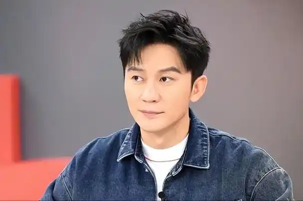 曝42岁李晨上海遛娃推简易婴儿车太低调女儿五官清秀超像爸