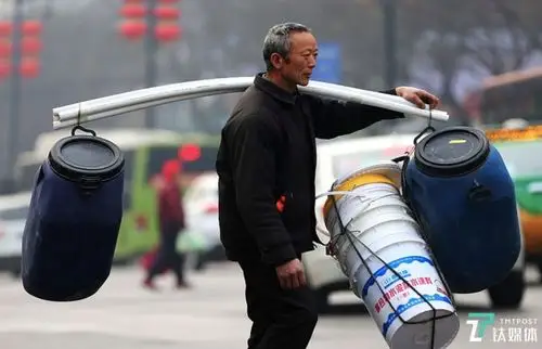 2011年春运期间,嘉兴火车站,务工人员们拎着桶排队上车.