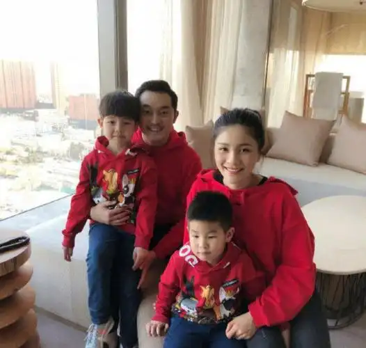 沙溢胡可一家四口