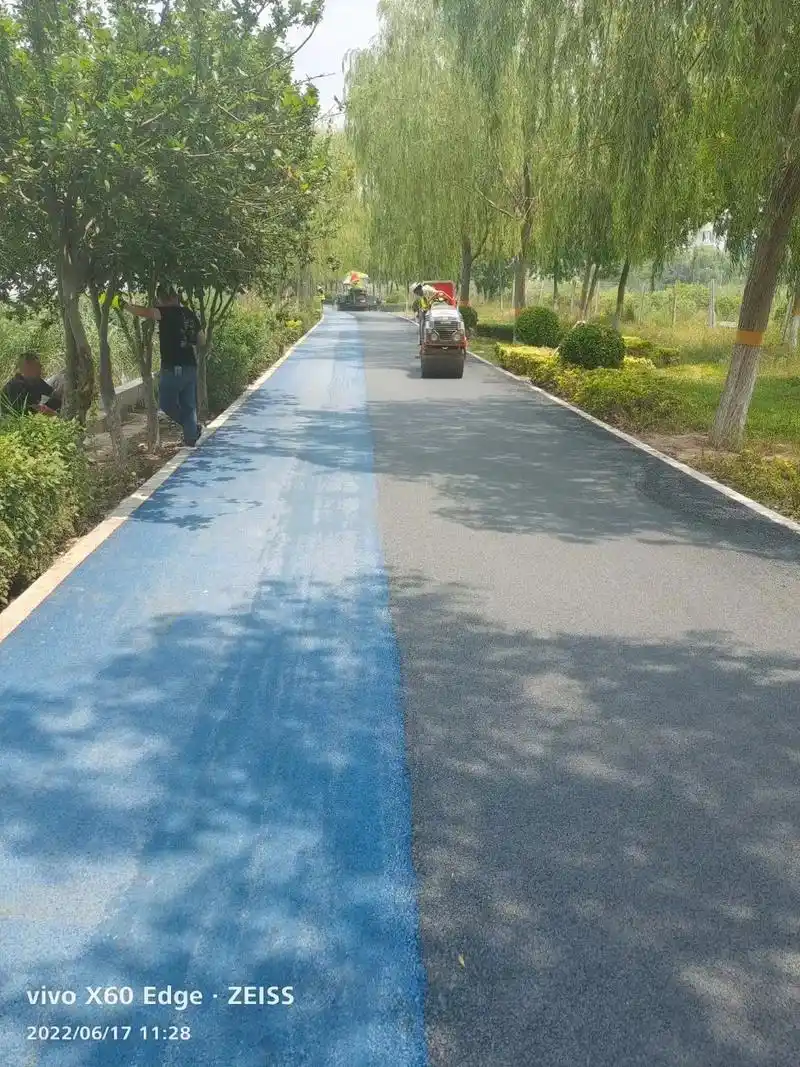 热拌热铺彩色沥青路面是由彩色沥青胶结料(也称脱 - 抖音