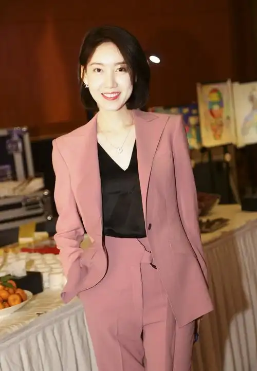 37岁高露美得惊人!粉色西服套装优雅迷人,冻龄女神就是说她吧