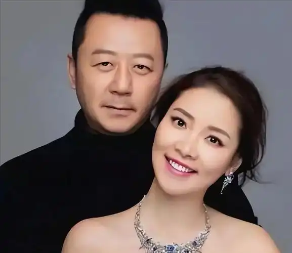 演员郭涛:娶小17岁重庆美女李燃,婚后生一儿一女,幸福美满
