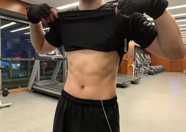 彭昱畅露腹肌为什么会上热搜?大家如何评论的?