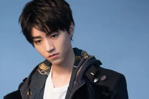 王俊凯女朋友是谁王俊凯女朋友婚纱照是怎么回事