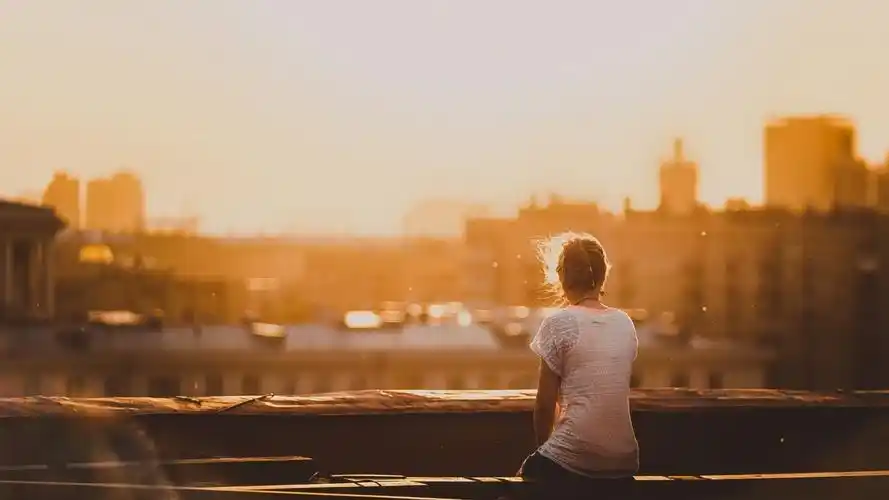 一个人的黄昏女生背影图片