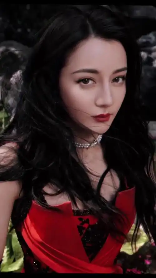 迪丽热巴红色刺绣礼服_好美啊~气场十足#迪丽热巴