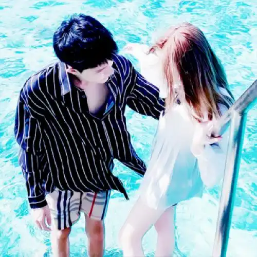 情侣头像真人版双人一左一右全部是在海边的写真