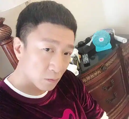 孙红雷和黄渤斗图,两个"丑星"比美,这就有些尴尬了!