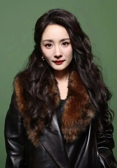 时装周生图来了37岁杨幂罕见露出褐色胎记怼脸看像是老了10岁