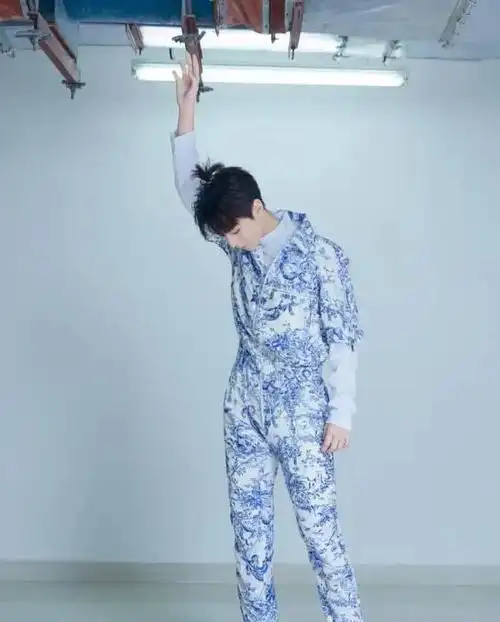 20岁王俊凯愈发帅气了穿白色西装优雅时尚贵族王子的既视感