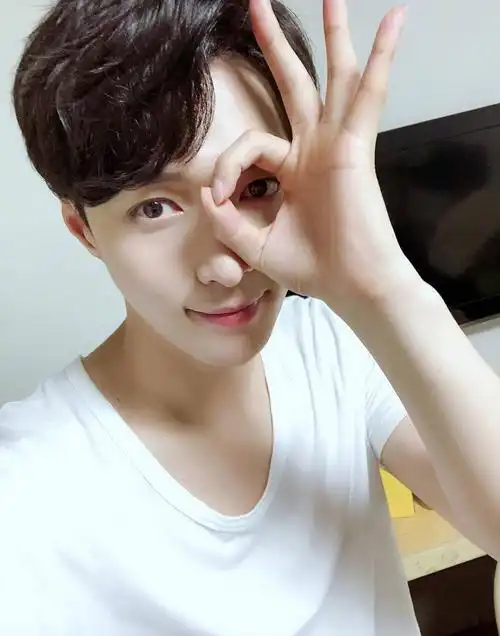 邻家男孩张艺兴帅气写真