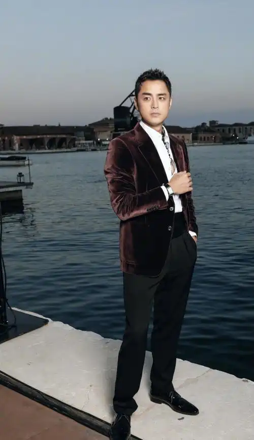 90后男神成陪衬明道烟熏妆太辣眼发博晒素颜照太委屈