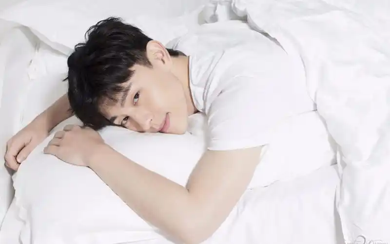 邓伦帅气微笑攻击