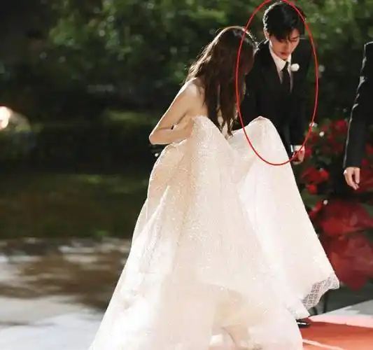 原创奔跑吧路透曝光蔡徐坤帮杨颖提裙子看到熟悉的身影心动了