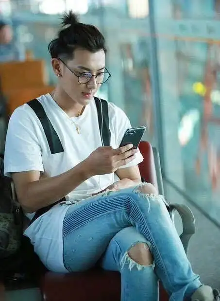 黄子韬现身机场很帅气发型很时尚