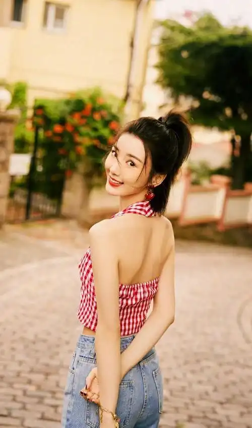 33岁毛晓彤甜美可人身材有型这个女神越来越有魅力了