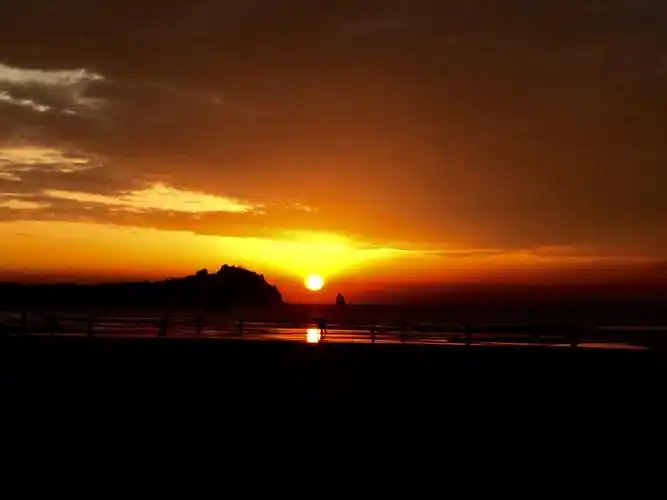 日出东方 〖青岛崂山石老人海水浴场21日晨曦〗(水竹轩拍摄)