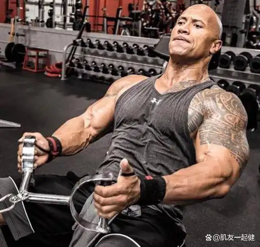 强森,全球收入最高男演员之一,说到巨石强森,大部分爱好健身者都会