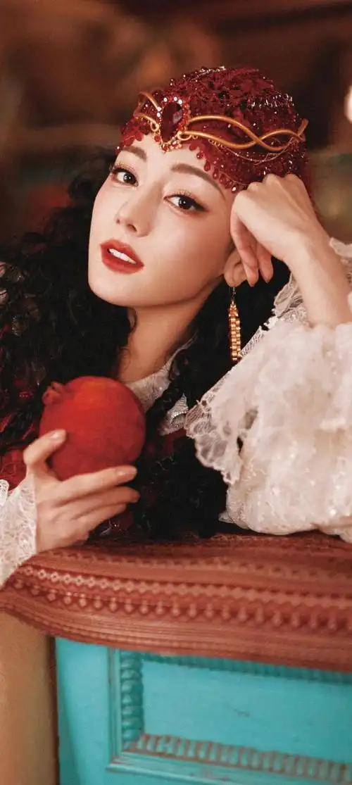 在这张美女系列壁纸中,迪丽热巴的美貌犹如一道亮丽的风景线,让人眼前