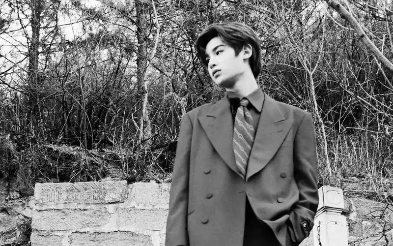 黄明昊慵懒街拍图片桌面壁纸