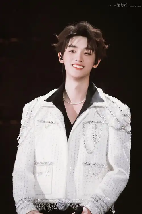 丁程鑫超话78#丁程鑫理想之途演唱会#神爱世人@时代少年团-丁程鑫