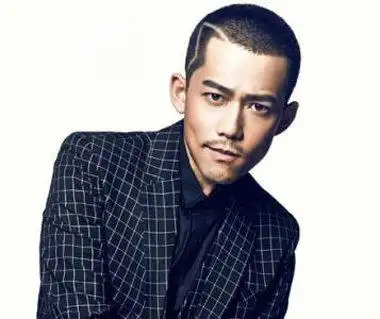 刀疤头造型寸头是我们亚洲男士最喜欢的一款发型,这样的发型不仅看