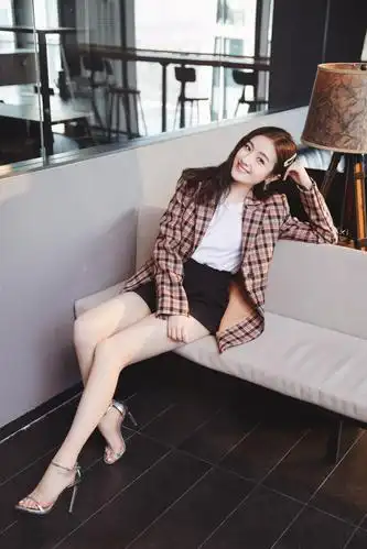 李兰迪减肥成功,穿粉裙秀出漫画腿,连袜子 高跟鞋都凹出高级感