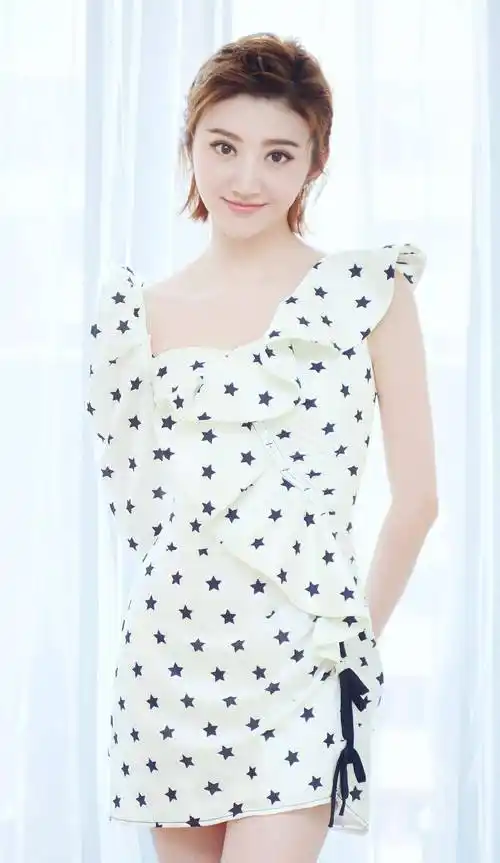 35岁景甜明艳动人,白色短裙美回18岁,网友:鞋子太抢眼了