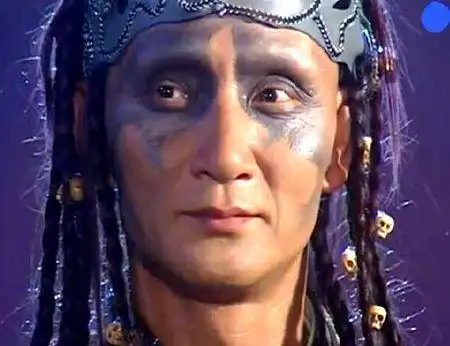 中跳出来个金轮法王,《倚天屠龙记》中则冲出一对老兄弟——玄冥二老