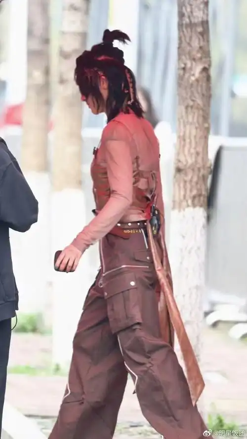 尚雯婕俏皮冲天辫