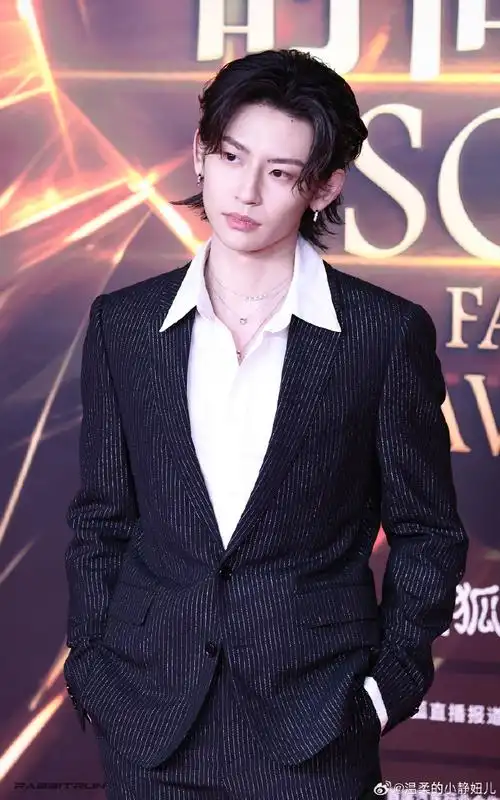 小鬼王琳凯脸颊比心