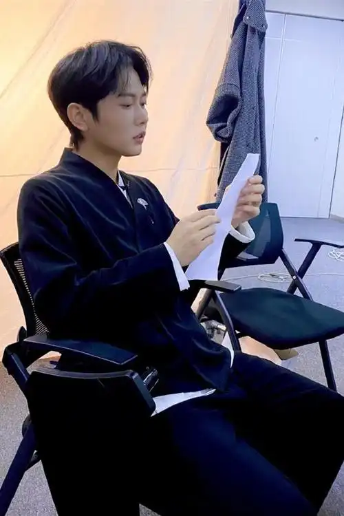 德云社孟鹤堂晒工作照,引来栾云平"羡慕",网友:堂堂真凡尔赛