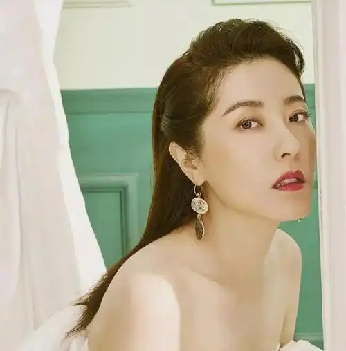 长着一张"大长脸"也悦目的10位女星,个个明艳大气,满屏高级感 - 娱乐