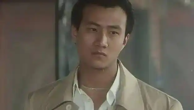 胡军,一个征服娱乐圈所有男人的硬汉,温柔给了他_父亲_卢芳_小时候