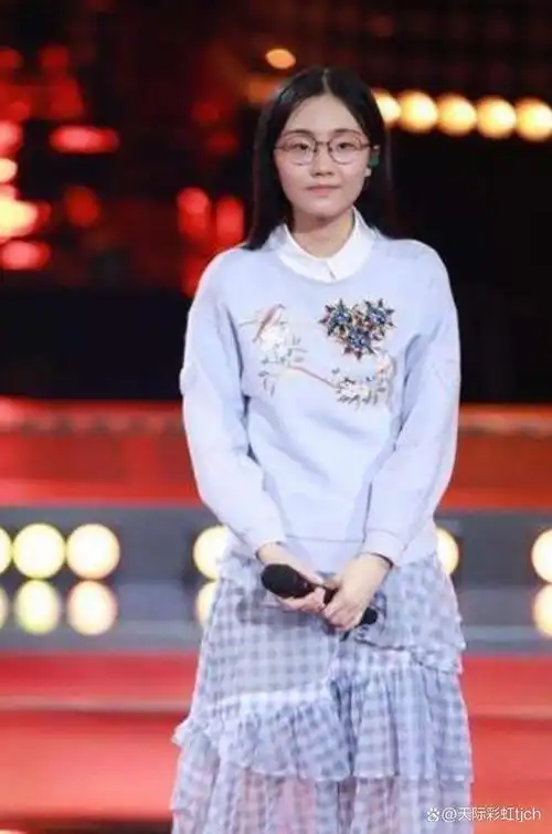 2017年7月,郭沁参加《中国新歌声第二季》,凭借演唱《美若黎明》加入