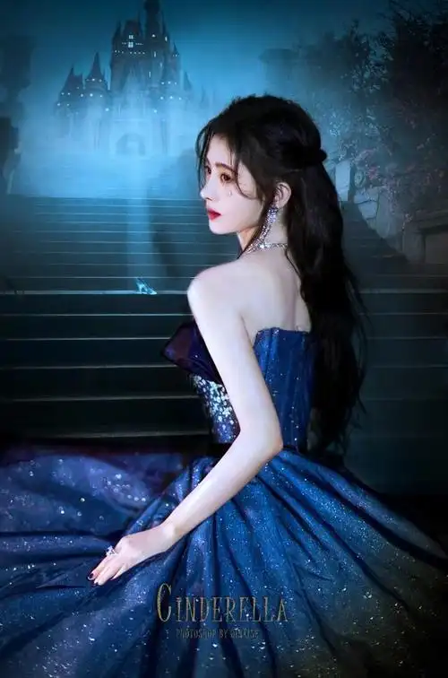鞠婧祎仙女造型,一袭蓝色星钻礼裙,浪漫优雅,甜美动人