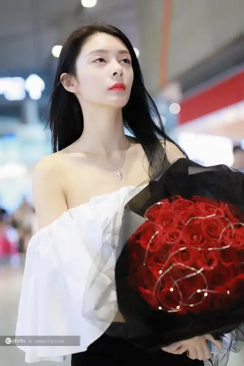 火箭少女101傅菁提前获赠七夕节表白玫瑰花满心欢心照镜子时刻保持