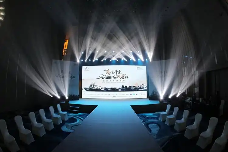 活动现场以素雅色调为主,米白色的舞台背景搭配五光十色的灯光让制服