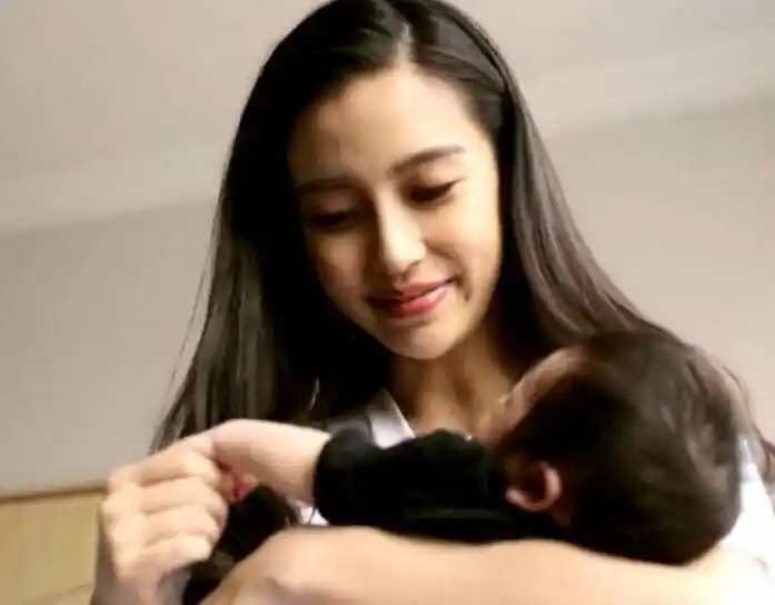 之前baby带小海绵录制小视频出现在《跑男》里,baby抱着小海绵,真的