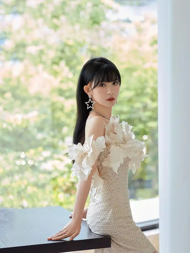 赖美云蕾丝花边礼服大秀精致锁骨 倚窗远眺双眸动人氛围感十足