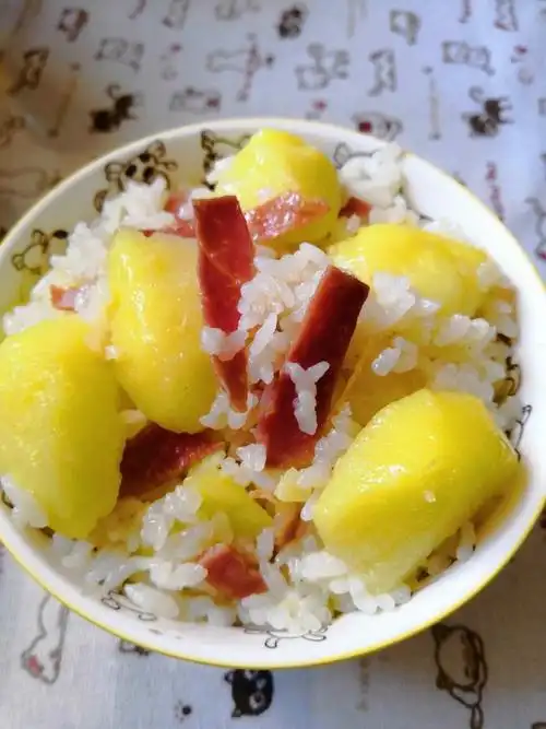 【火腿洋芋焖饭的做法步骤图,怎么做好吃】豆花米线_下厨房