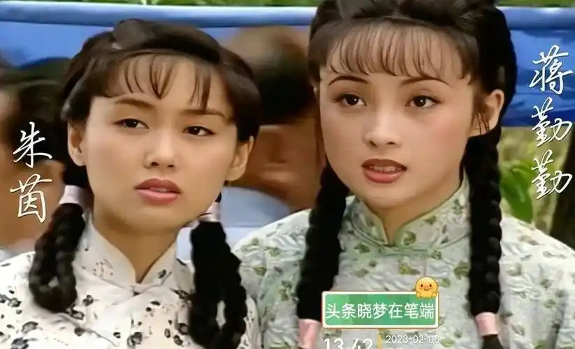 蔡少芬与蒋勤勤脸贴脸合影,胜似亲姐妹,都拍出了小女人的模样_朱茵